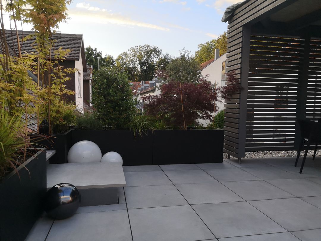 Pflanzkübel Fiberglas rechteckig 100x40x50cm elegant schwarz-matt mit Fächerahorn und Ziergras auf einer Dachterrasse mit Dekokugeln