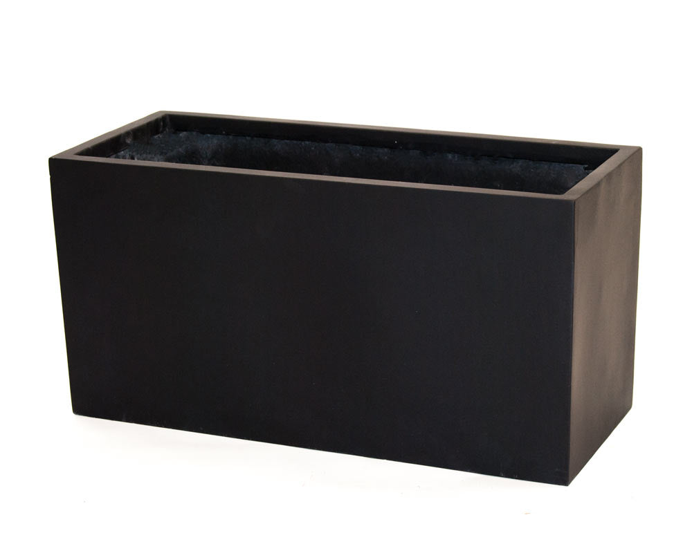 Rechteckiger Pflanzkübel aus Fiberglas in Schwarz-matt, schräg von oben mit Blick in den leeren Innenraum